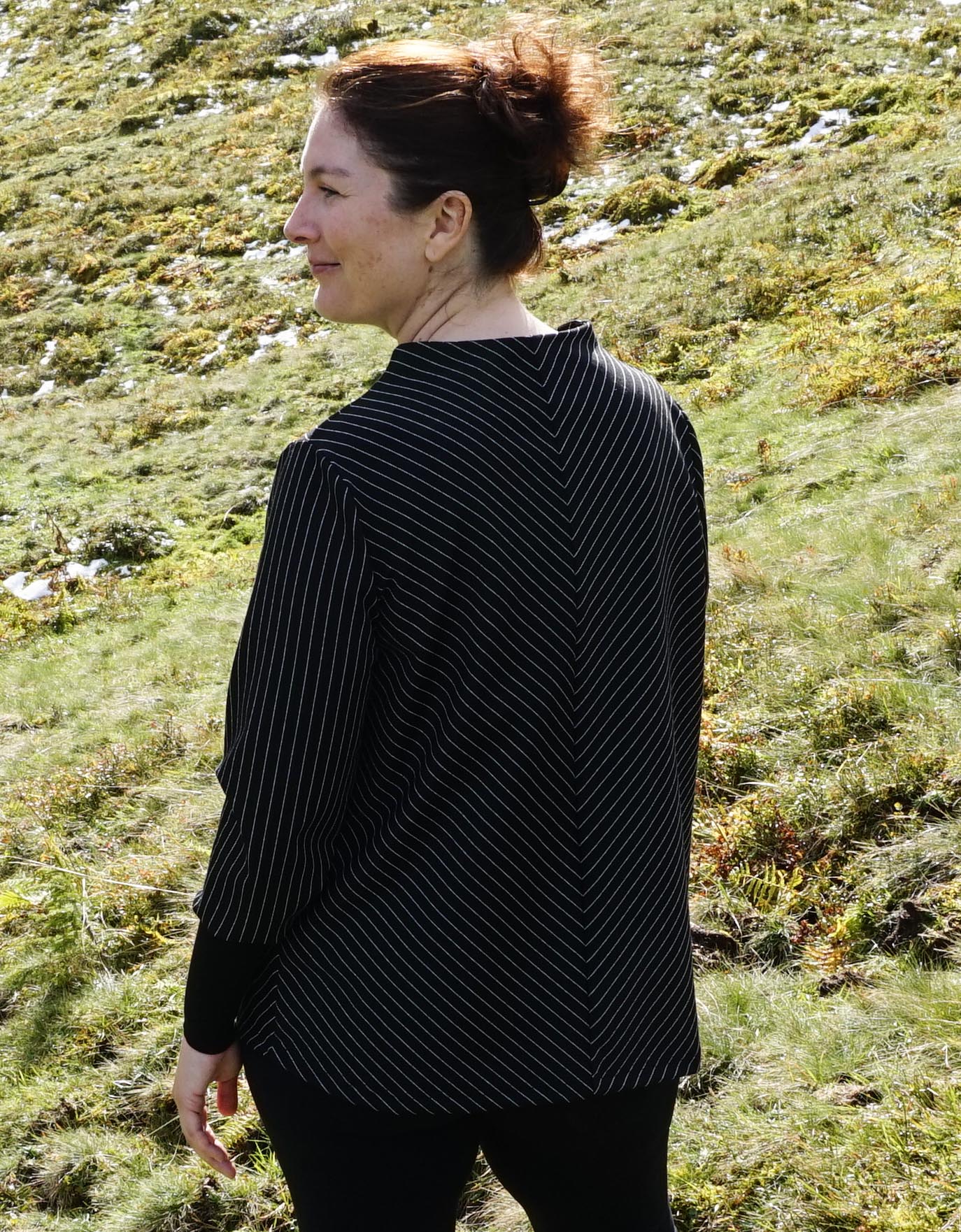Rückenansicht schwarzer Pullover mit weißen Streifen