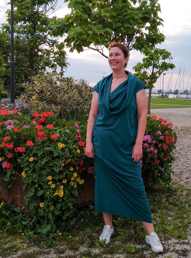 Frau trägt grünes Kleid